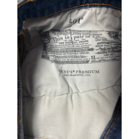 Levis Womens 501 Button Fly Medium Blue Raw Hem Mid Denim Jean Shorts Size 30 - Picture 5 of 8